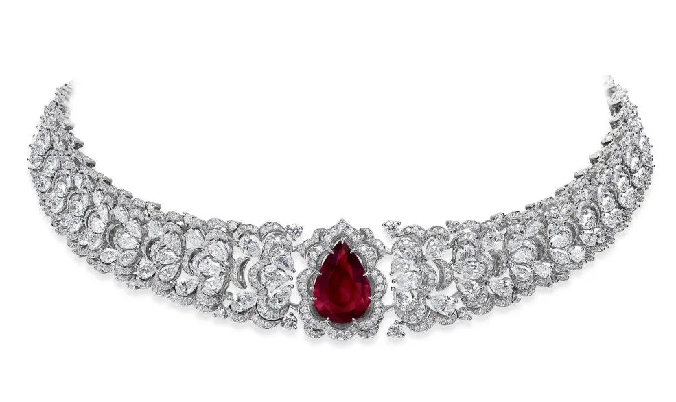 Chopard
Red Carpet High Jewelry Collection Necklace
Set with a 7.01-carat "Pigeon's Blood" ruby