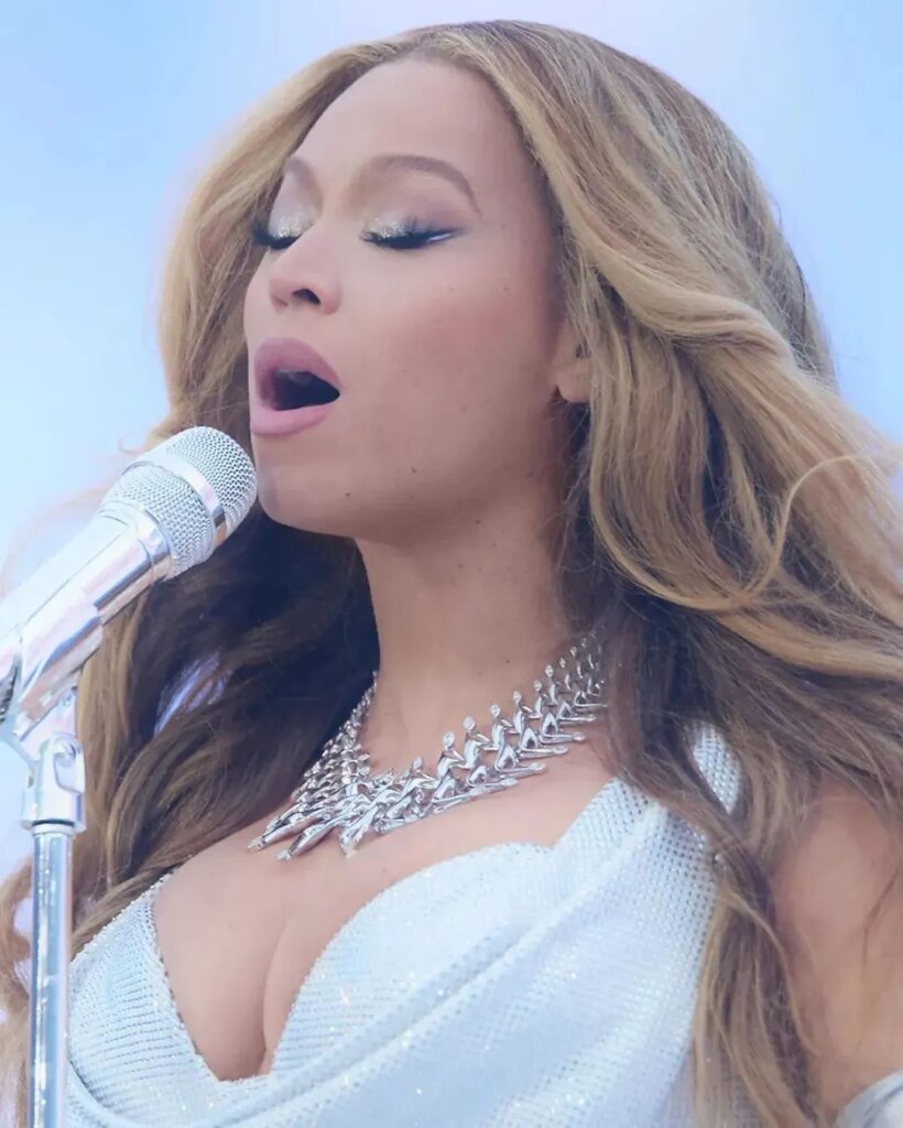 Beyoncé wearing custom Tiffany & Co. jewelry for her world tour