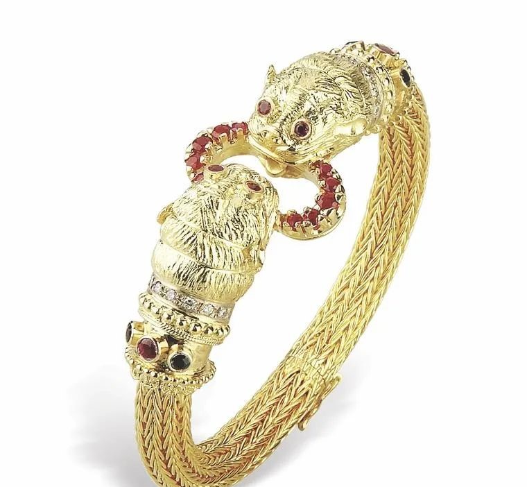 Lalaounis' double-headed lion Hellenistic bangle draws inspiration from Greece's rich cultural and historical heritage.