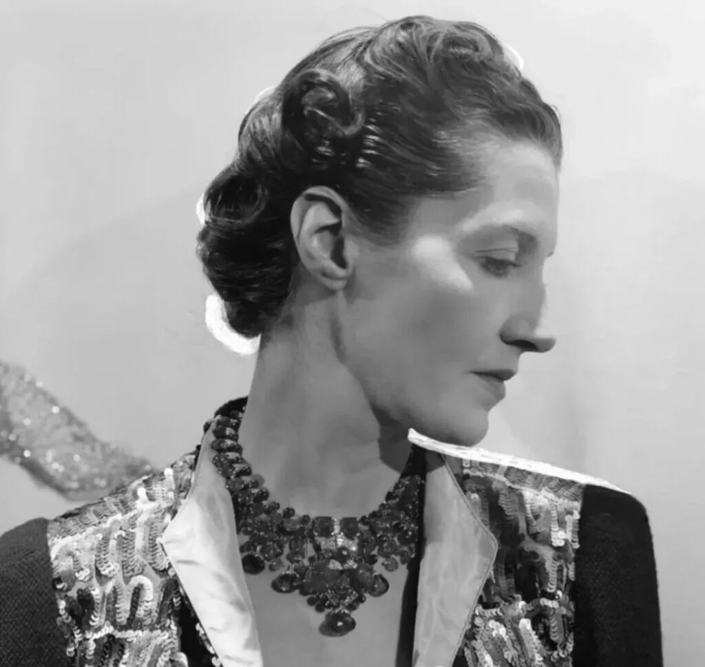 Daisy Fellowes wearing Cartier's "tutti frutti" necklace in 1936.