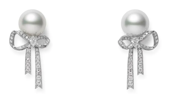 Mikimoto
Jeux de Rubans High Jewelry Collection
18K white gold, pearl, and diamond earrings