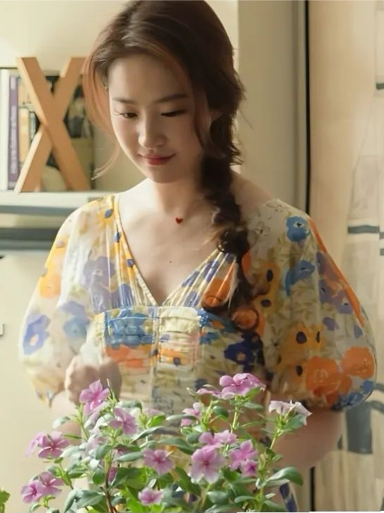 Huang Yimei wearing a small necklace in "The Story of Roses"