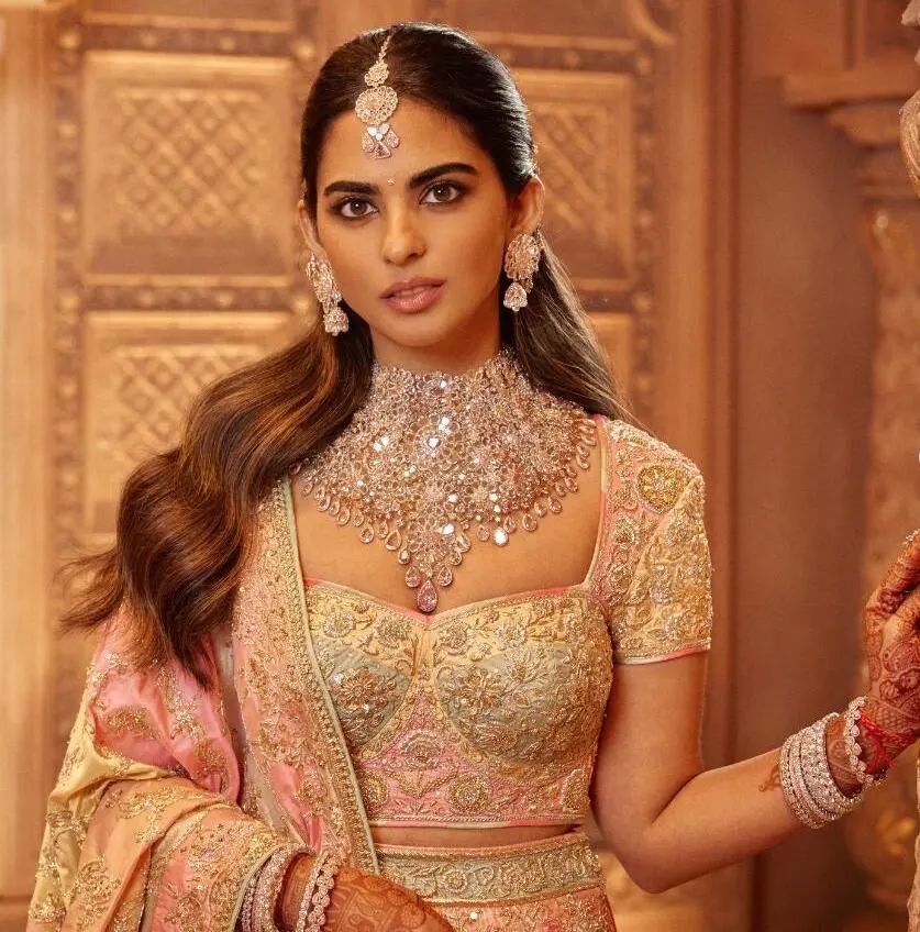 Isha Ambani wearing the "Garden of Love" necklace