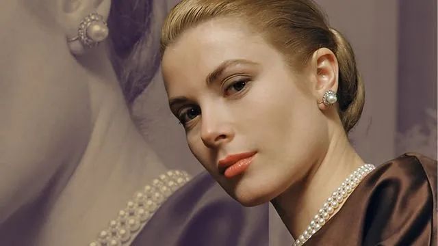 Grace Kelly wearing pearl earrings