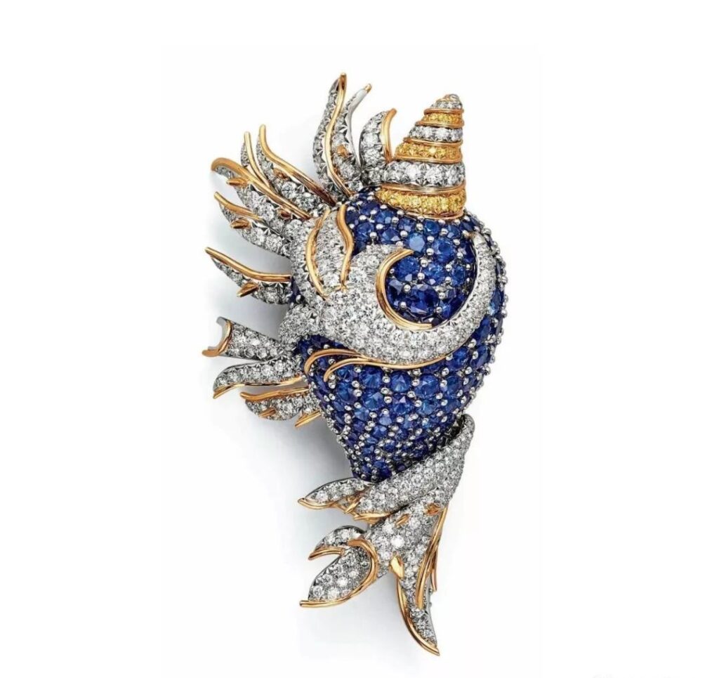 Blue Shell Brooch
1957
Set with round-cut diamonds and sapphires, mounted in yellow gold and platinum. Formerly in the collection of American horticulturist Mrs. Mellon.