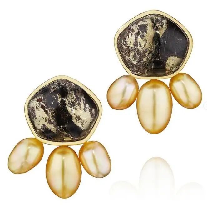 Assael earrings
Golden South Sea baroque pearls, pyrite