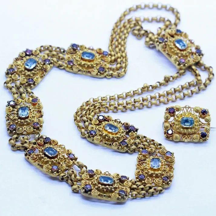 Georgian period aquamarine and garnet necklace and brooch
1820-1830