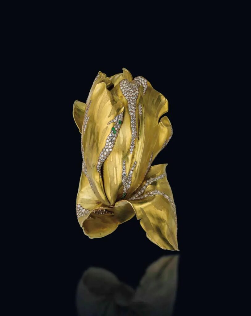 Parrot Tulip bracelet designed by JAR, 1994
Christie's Geneva, November 2014
Estimate: 190,000-290,000 Swiss Francs
Sold for: 3,525,000 Swiss Francs