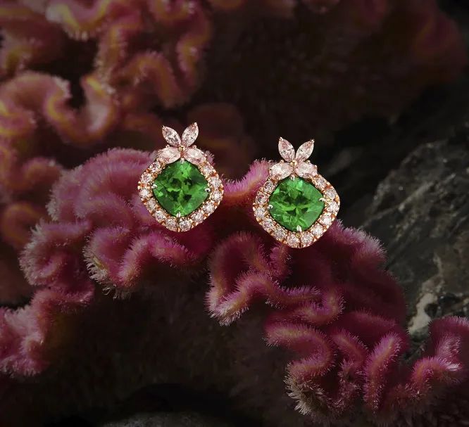 The Green Jewel Majestique series
Azalea earrings