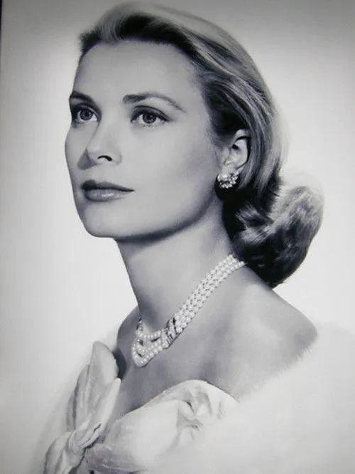 Grace Kelly wearing Van Cleef & Arpels pearl earrings