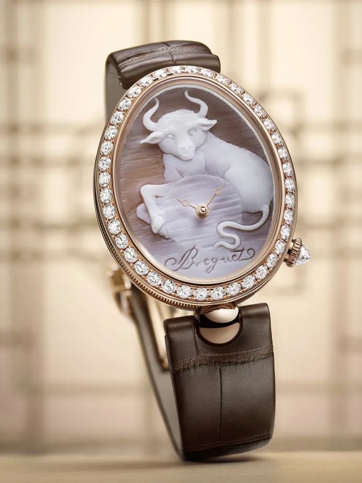 Breguet
Reine de Naples series
8955 shell relief wristwatch