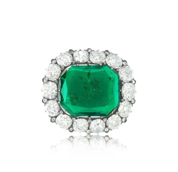 Historically important emerald and diamond brooch, late 19th century, formerly in the collection of Countess la Païva (1819-1884). Estimate: 370,000-550,000 Swiss Francs.