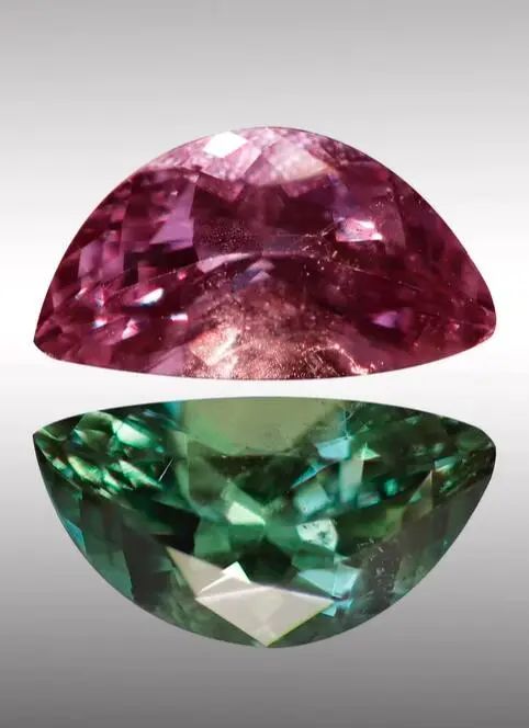 Color-changing effect of Russian alexandrite
Gemstone from Tsarina Jewels