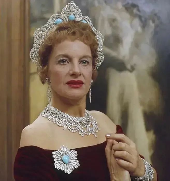 In the 1960s, Rose Movius Palmer wore the turquoise-set Halo Tiara during an opera performance.