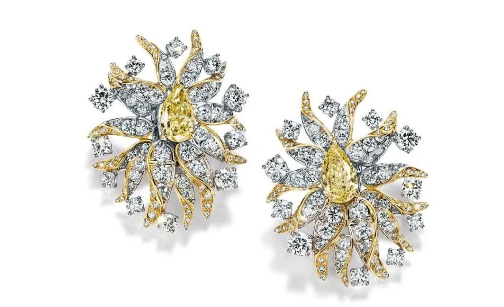 Tiffany's "2024 Blue Book High Jewelry"
"Celestial Wonders" Collection, "Flames" Theme
Platinum and 18K yellow gold earrings set with fancy intense yellow diamonds and white diamonds
Featuring fancy intense yellow diamonds with a total weight of over 2 carats