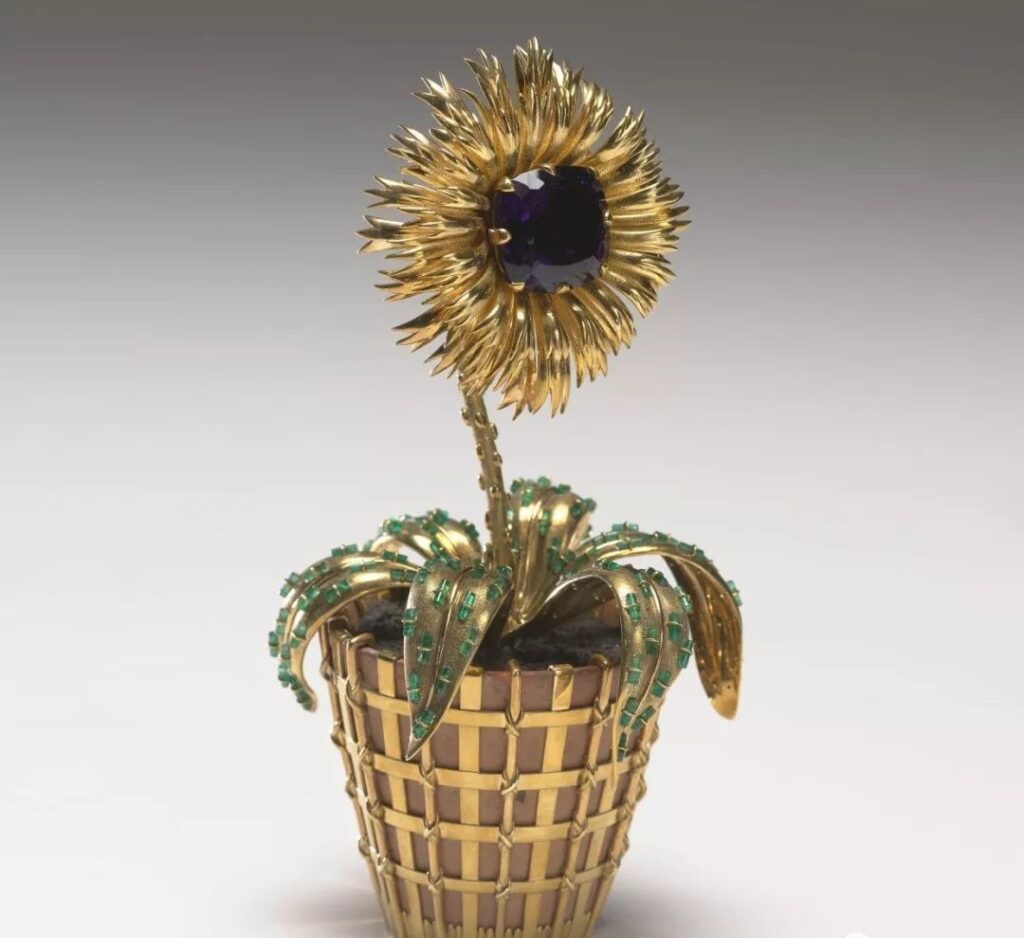 Flower Pot Objet d'Art
1960
Set with a cushion-cut amethyst, accented with emeralds, diamonds, and black garnets, mounted in yellow gold. Formerly in the collection of American horticulturist Mrs. Mellon.