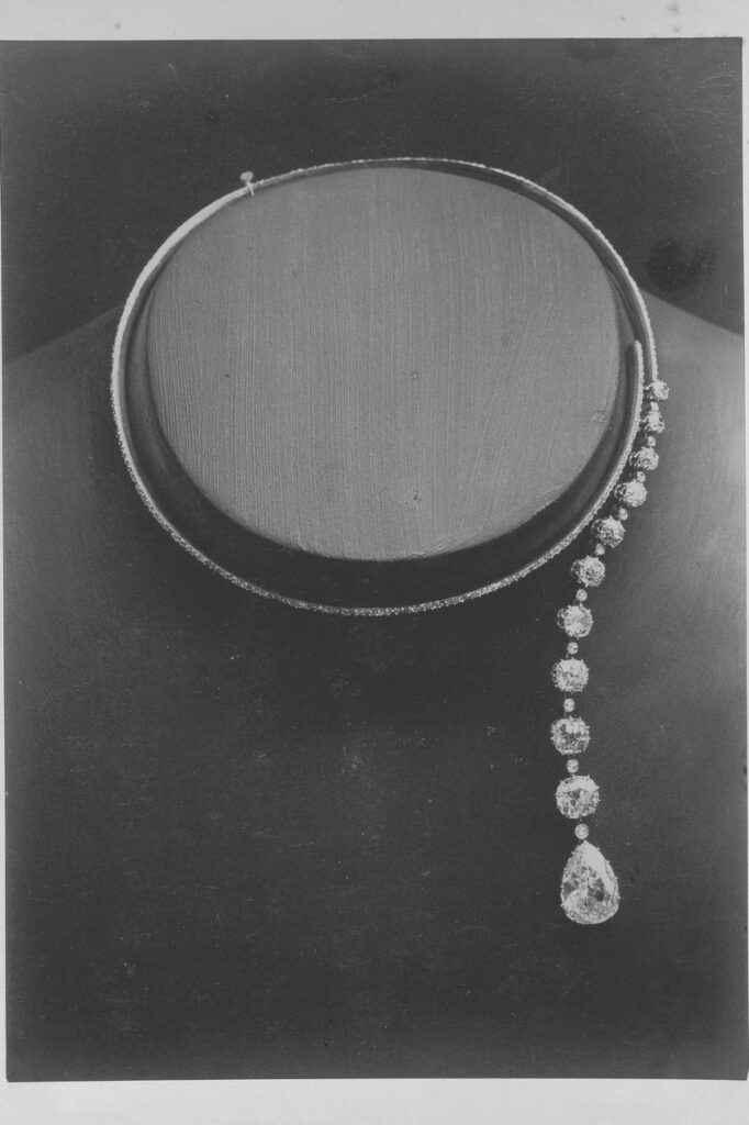 Diamond-set Question Mark Necklace
1884
©Boucheron Archives