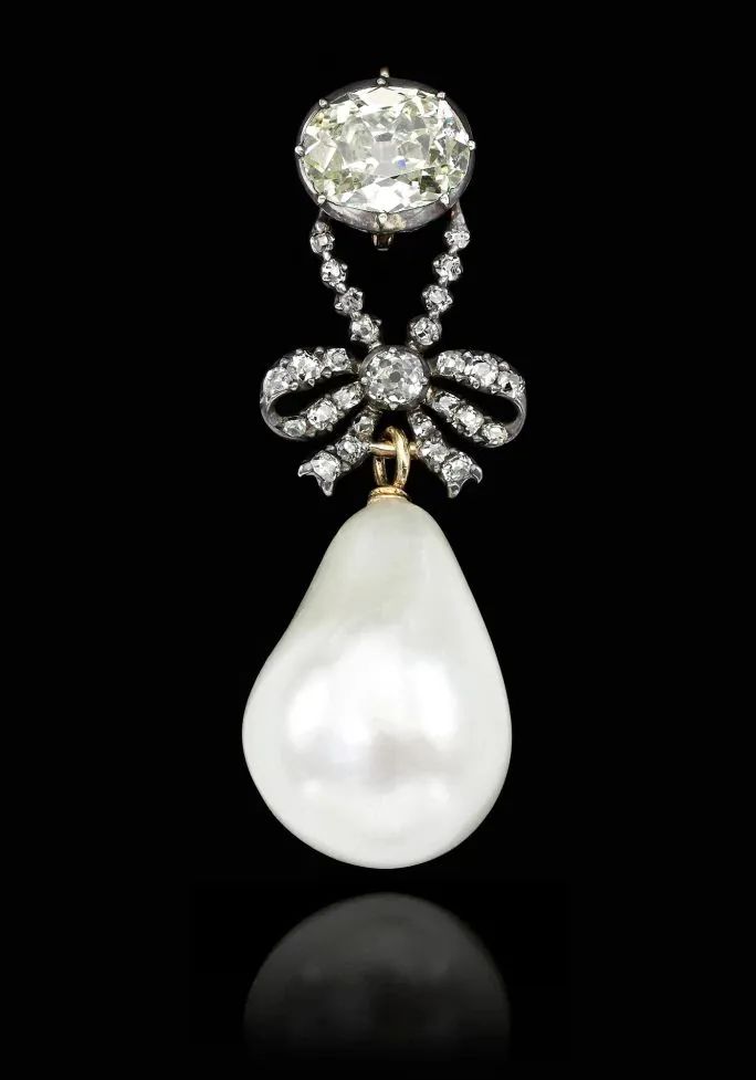 Marie Antoinette's natural pearl and diamond pendant
Pearl size: approximately 15.90 - 18.35 x 25.85 mm
Sotheby's Geneva, November 2018
Estimated price: 1,000,000 - 1,990,000 Swiss francs
Sold for: 36,427,000 Swiss francs
