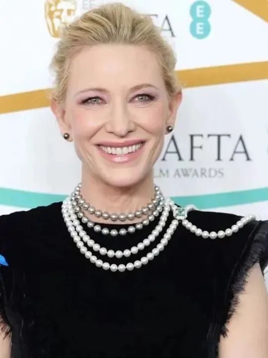 Cate Blanchett wearing the Louis Vuitton shoulder chain at the 2022 BAFTA