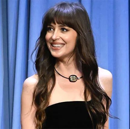 Dakota Johnson wearing a Suzanne Belperron-designed Toggle Torque necklace on The Tonight Show earlier this year