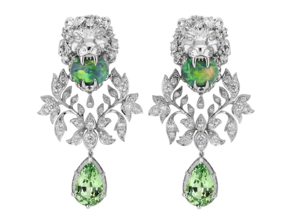 Gucci
Hortus Deliciarum
18K gold, black opal, and green tourmaline earrings