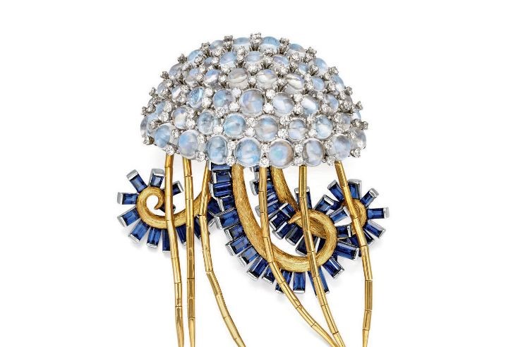 Jellyfish Brooch
1967
Set with a curved moonstone, round-cut diamonds, step-cut sapphires, mounted in 18K gold and platinum. Formerly in the collection of American horticulturist Mrs. Mellon.