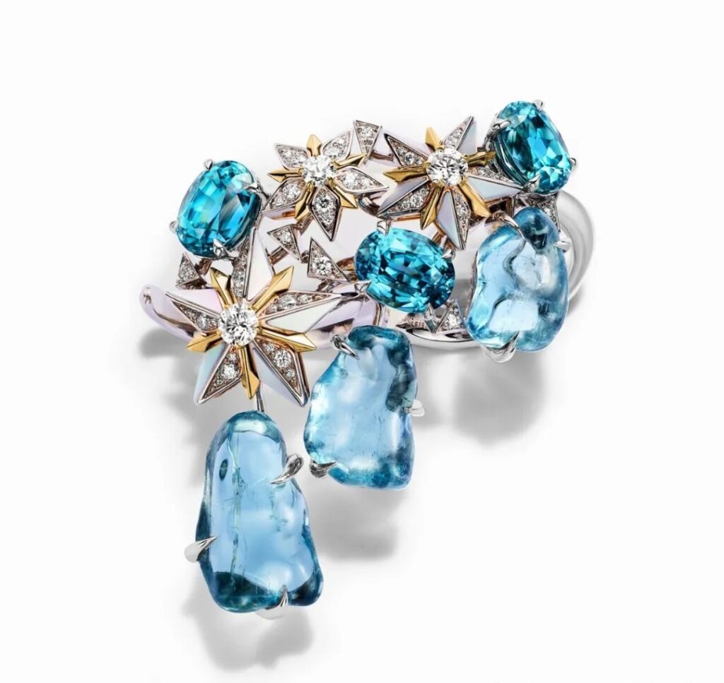 Iconic Star Gold Ring, by Tiffany:
Another ring in the series, made of platinum and yellow gold, is adorned with blue zircons totaling over 9 carats, blue sapphires exceeding 16 carats, mother-of-pearl, and diamonds.