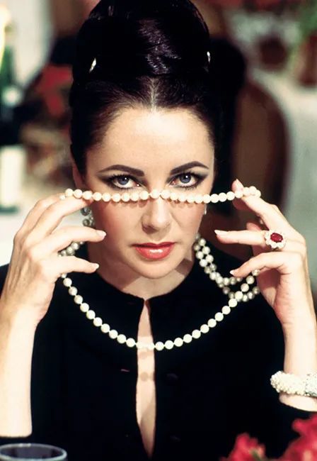 Elizabeth Taylor in the movie "Ash Wednesday"
wearing David Webb's double lion head pearl necklace