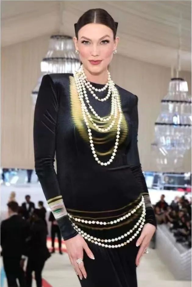 Karlie Kloss wearing a Garrard pearl long chain