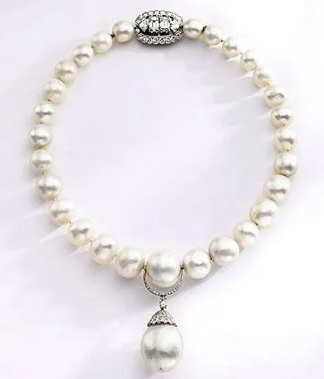 The Duchess of Windsor's natural pearl necklace
28 round natural South Sea pearls from Queen Mary's collection
Natural baroque pearl pendant added later by the Duchess of Windsor
Christie's, December 2007
Sold for: $4.8 million