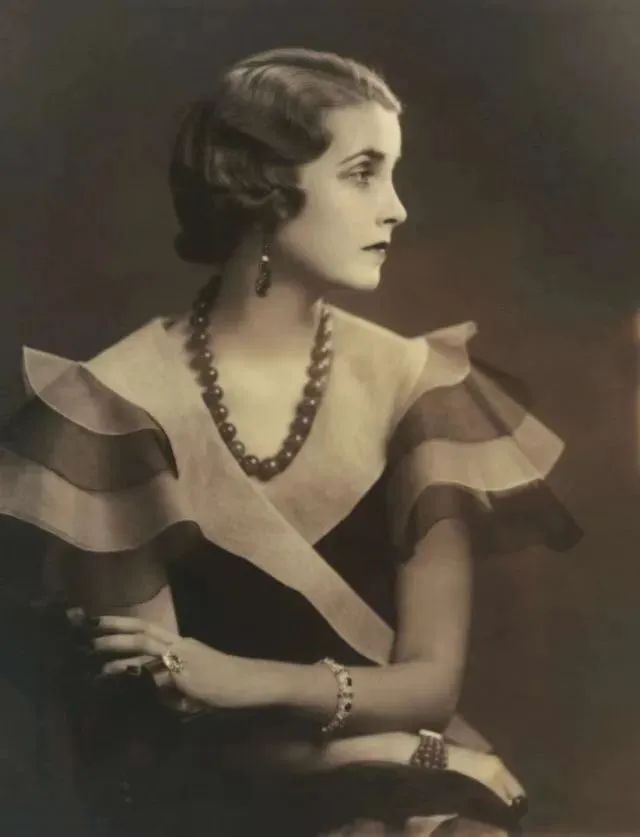 Barbara Hutton wearing the Hutton-Mdivani Necklace