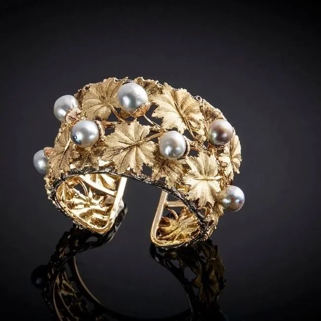 Mario Buccellati bracelet 1940-1950s 18K gold, pearl Prince An Collection
Mario Buccellati bracelet
1940-1950s
18K gold, pearl
Prince Andrea Collection