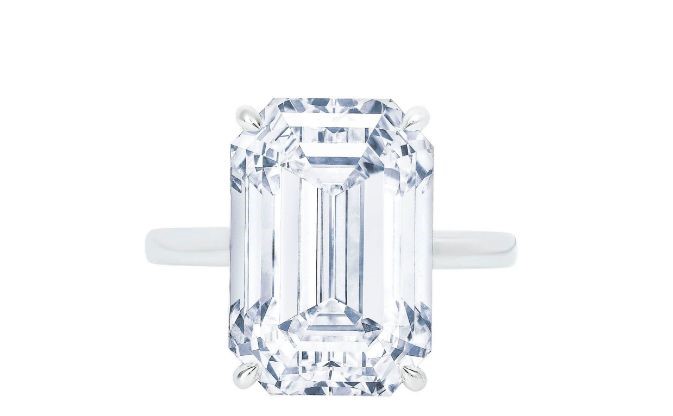 JONKER V
Diamond Ring
HARRY WINSTON
Rectangular diamond, approximately 25.27 carats
D color, VVS2 clarity, Type IIa
Estimate: CHF 2,500,000 - CHF 3,500,000
Sold for: CHF 3,015,000
May 2019, Geneva