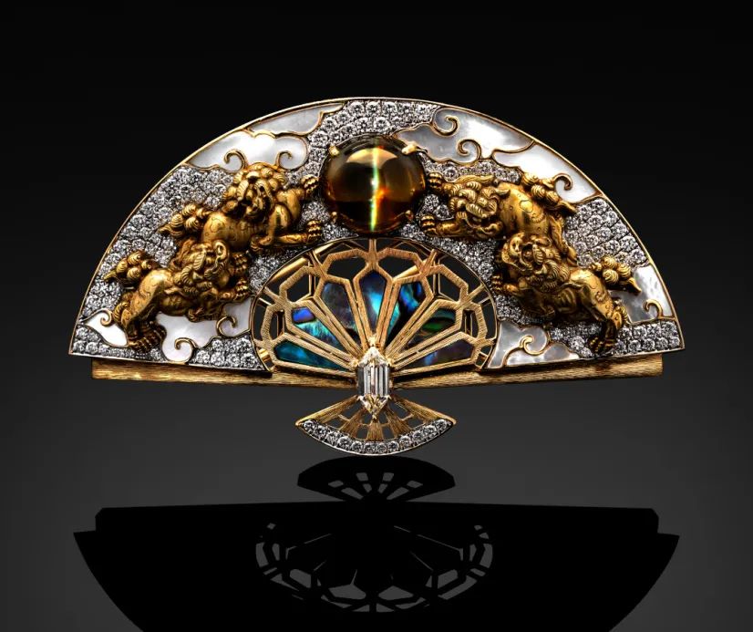 Austy Lee
The 4Nghês & Sun Fan brooch
Yellow gold, chrysoberyl cat's eye, antique Menuki
Mother-of-pearl, diamonds