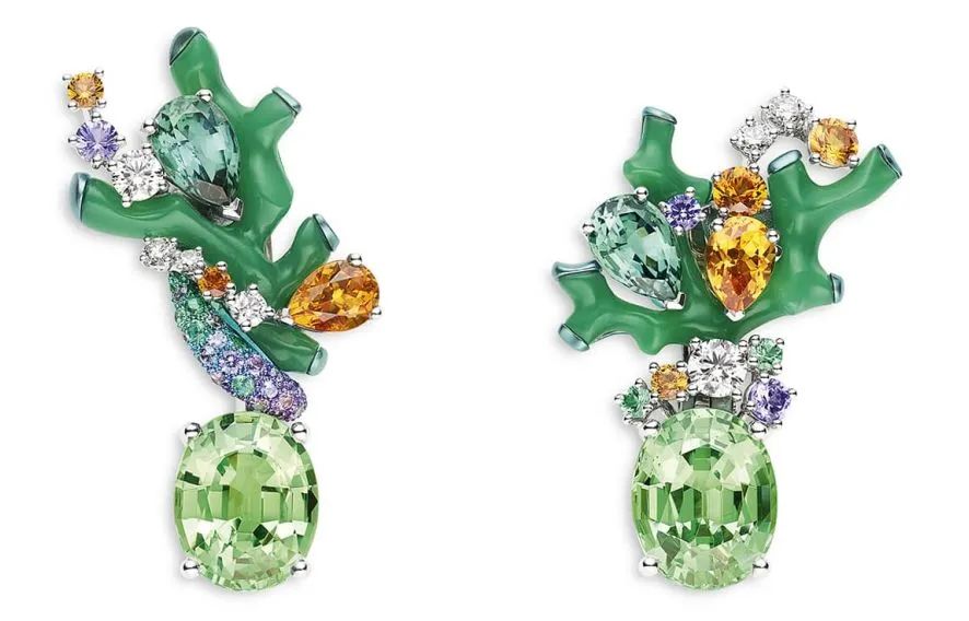 Chaumet Paris
Ondes et Merveilles High Jewelry Collection
Treasure Hunt Earrings
White gold, titanium, tsavorite, spessartine garnet, chrysoprase, tourmaline, sapphire, emerald, diamonds