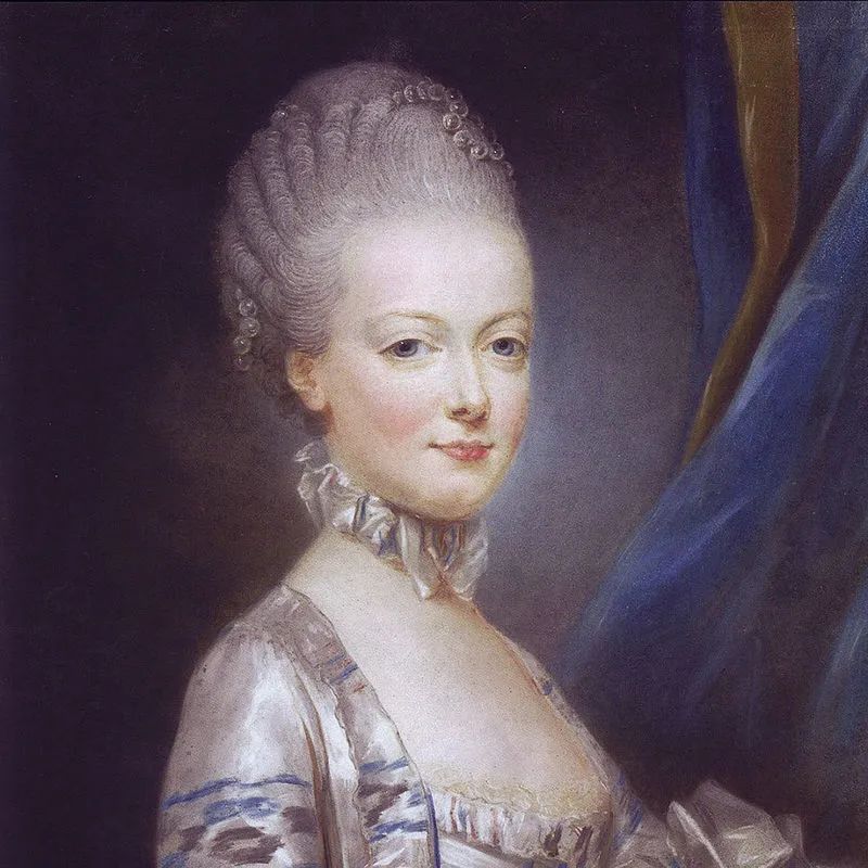 Through Queen Marie's portraits, it's easy to see her fascination with diamonds.