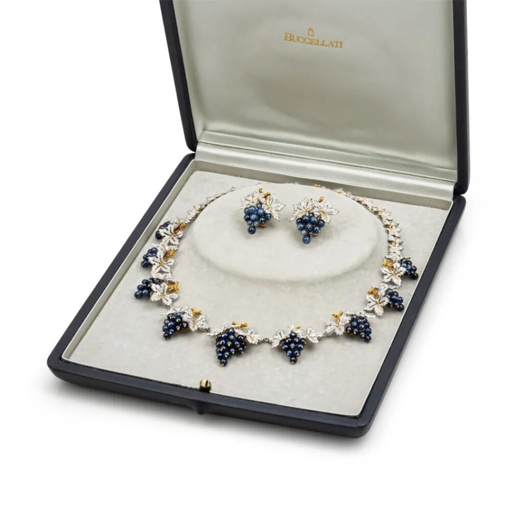 Gianmaria Buccellati grape vine set 1980s 18K gold, sapphire, diamond Prince An Collection
Gianmaria Buccellati grape vine set
1980s
18K gold, sapphire, diamond
Prince Andrea Collection