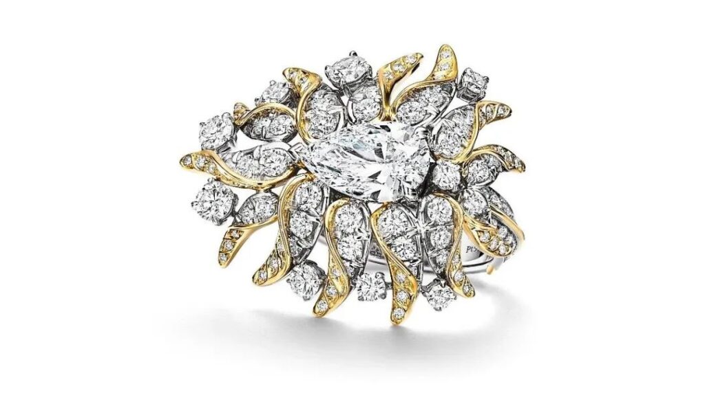 Tiffany's "2024 Blue Book High Jewelry"
"Celestial Wonders" Collection, "Flames" Theme
Platinum and 18K yellow gold ring set with diamonds
Featuring a single pear-shaped diamond weighing over 2 carats