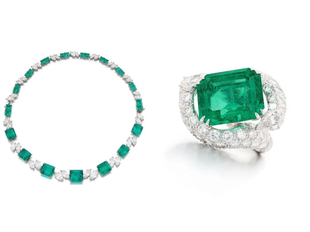 A luxurious emerald ring and necklace set.