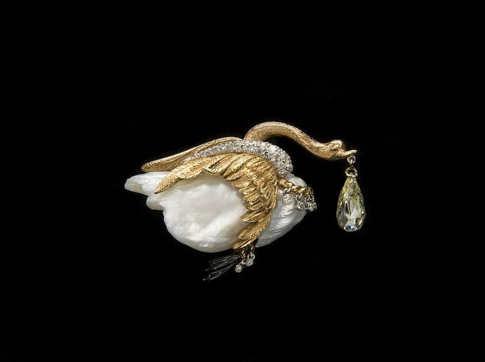 Babe Paley's Verdura swan brooch with a dangling diamond pendant