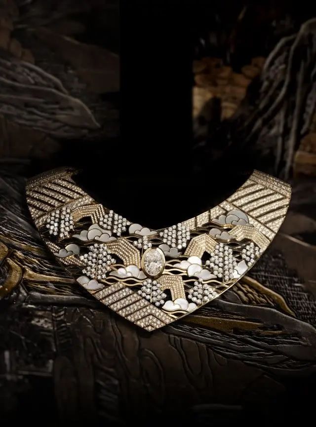 Chanel
Coromandel high jewelry series
Horizon Lointain necklace
Yellow gold, platinum, diamonds, mother-of-pearl