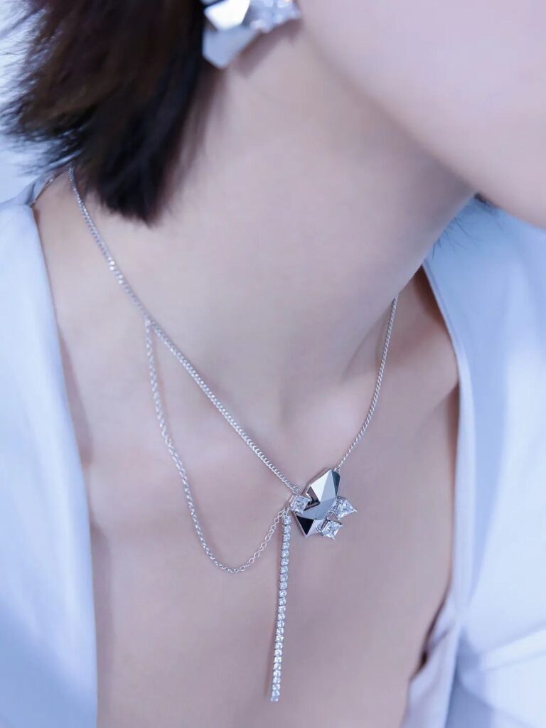 Yilanliu Jewelry
Moonlight Silver Asymmetric Necklace