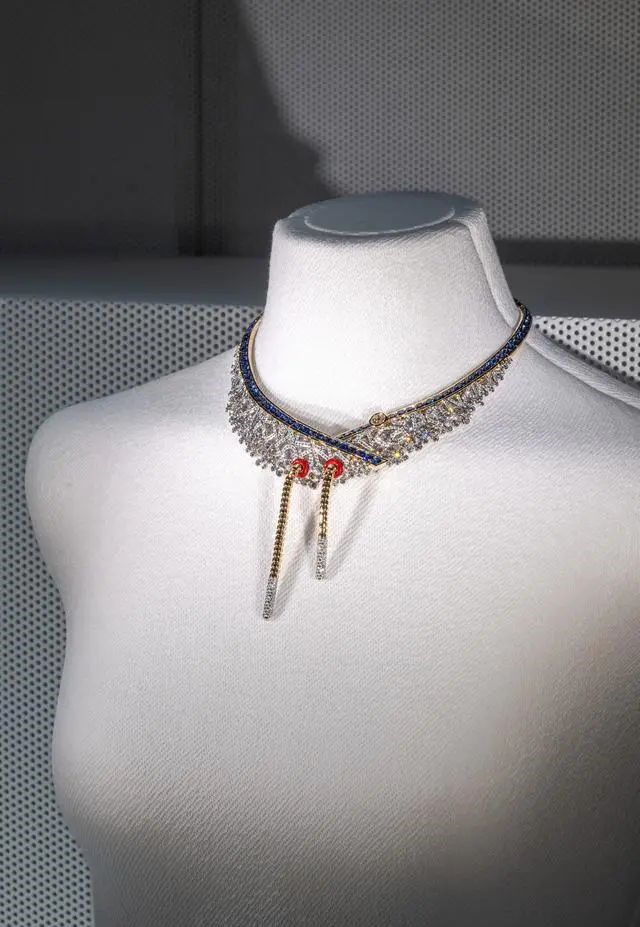 SWEATER necklace
White gold, yellow gold, red lacquer, set with diamonds and sapphires
1 brilliant-cut diamond, 1.04 carats, D VVS1 grade