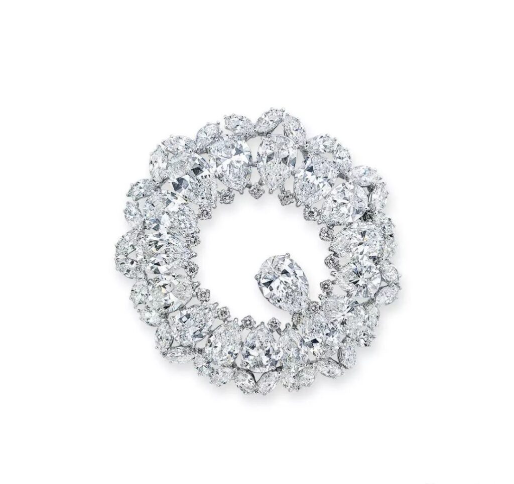 Diamond Brooch
HARRY WINSTON
17 pear-shaped diamonds weighing approximately 2.36 to 0.88 carats each
Set with marquise and round diamonds
Estimate: HKD 800,000 - HKD 1,200,000
Sold for: HKD 1,437,500
November 2019, Hong Kong