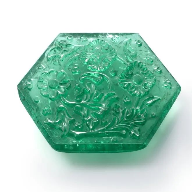 Cartier:
Bérénice carved emerald