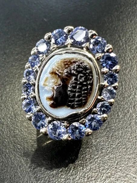 Maison Auclert
Camée Théâtre Ring
Gold, Roman-era sardonyx cameo, sapphires