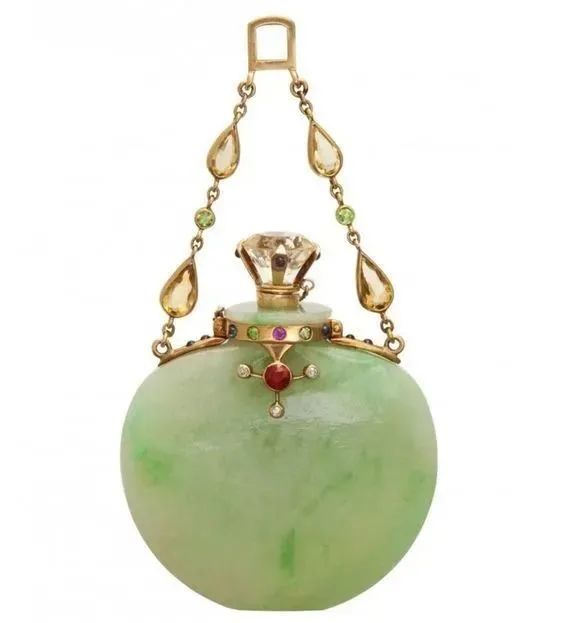 Jade perfume pendant
Mid-20th century