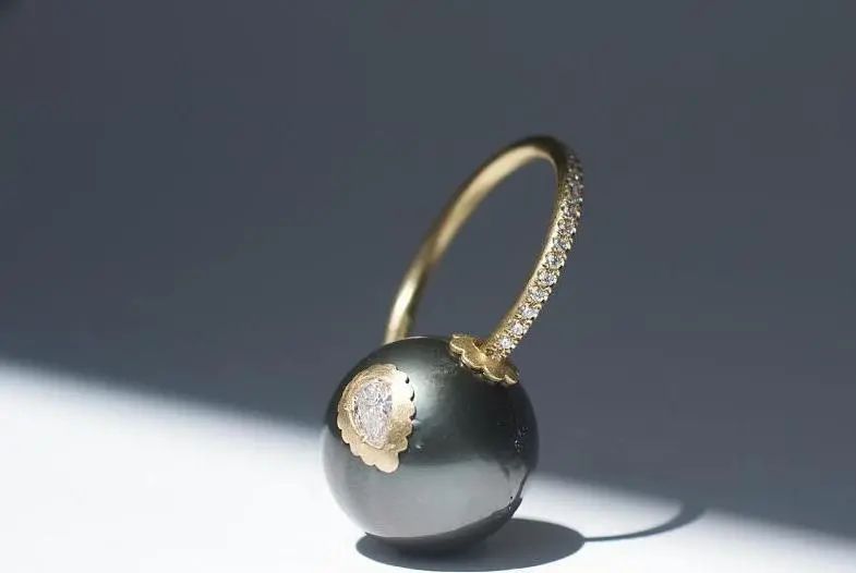 Shinkai ring
Gold, pearl, diamonds