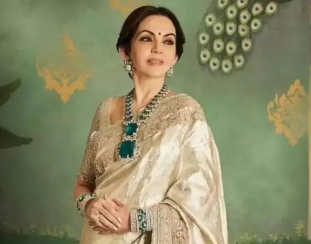 Nita Ambani wearing the "Mirror of Paradise" diamond ring