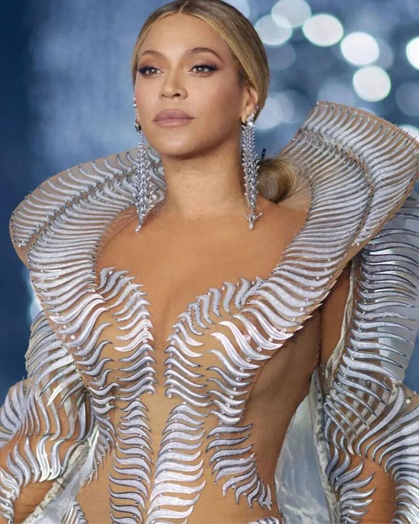 Beyoncé wearing custom Tiffany & Co. jewelry for her world tour